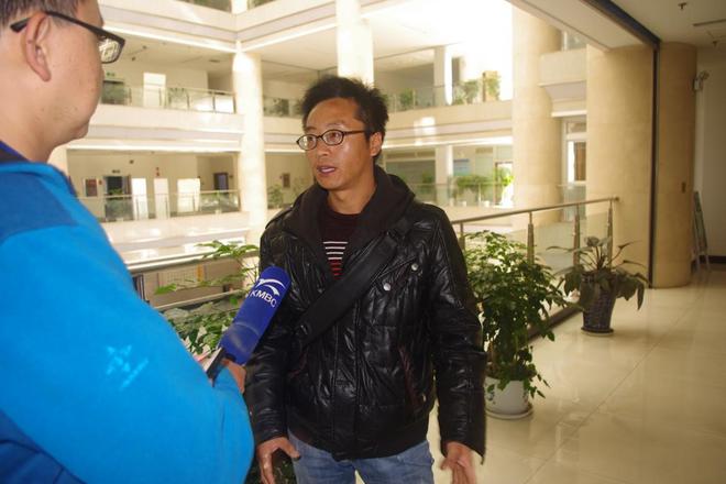 力帆车主王先生在接受昆明电视台记者采访
