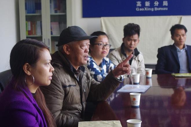 力帆汽车车主在发证现场介绍各自的情况