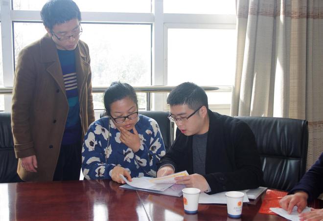 力帆汽车厂商代表现场为车主们发放车辆合格证