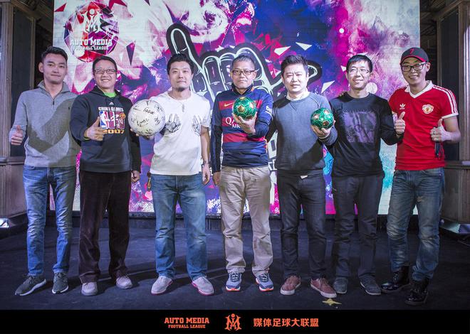 10、主推照片-睿动体育COO 郑充先生为获奖者颁奖