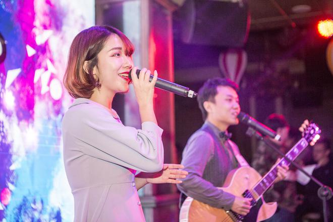 4、主推照片-新生代人声爵士乐组合Mr.Miss凭借优美动人的歌声陶醉了台下的观众
