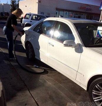 每日趣图|上个厕所遇到强拆了