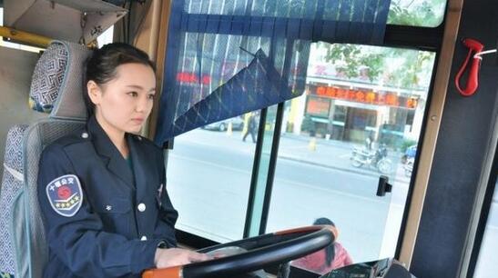 每日趣图|上个厕所遇到强拆了