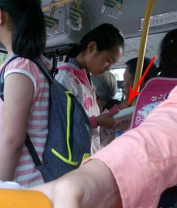 每日趣图|公交车上男女旁若无人