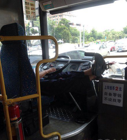 每日趣图|什么火锅需要上百吨大货车拉？