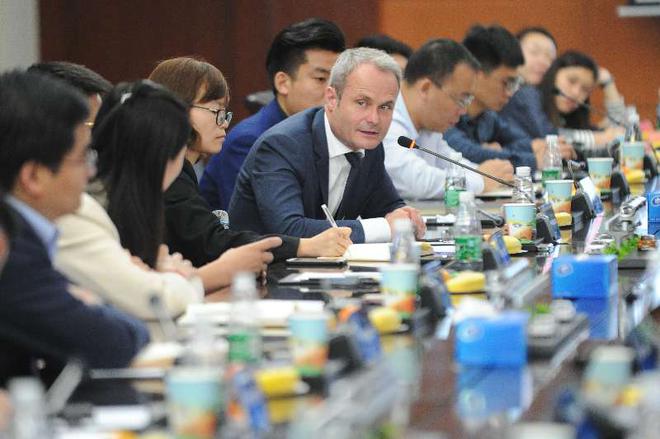 比亚迪品牌盛典核心媒体沟通会上，Wolfgang Egger正在进行现场发言。