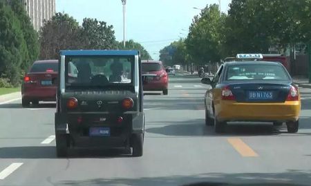 老年代步车乱象丛生 无法可依监管陷尴尬