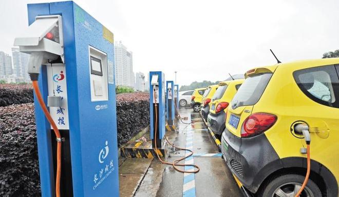 电动汽车和充电设施需要同时发展
