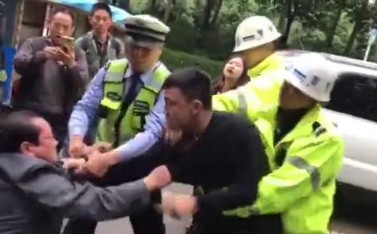 交通辅警市民对骂 驾驶人不断对辅警辱骂
