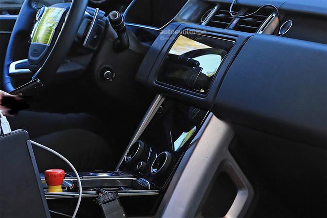 曝新款路虎揽胜路试谍照 向星脉看齐！