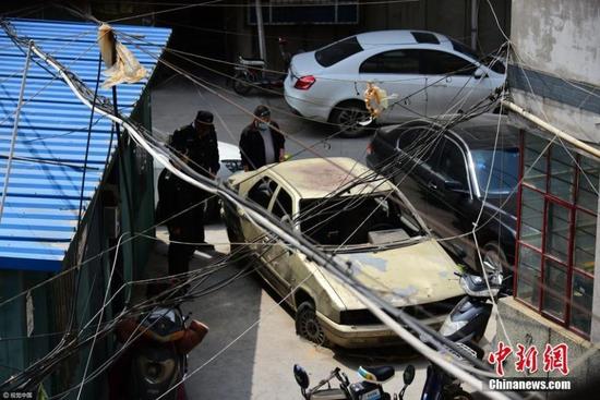 郑州僵尸车十几年未挪窝 车轮嵌进水泥地