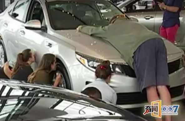 女子亲吻汽车50小时 最终把这辆车开回家