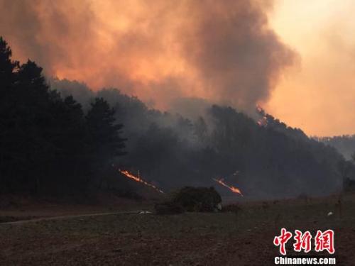 资料图：4月29日12时50分，河北承德县三家镇西兴村发生森林火灾。张帆 摄