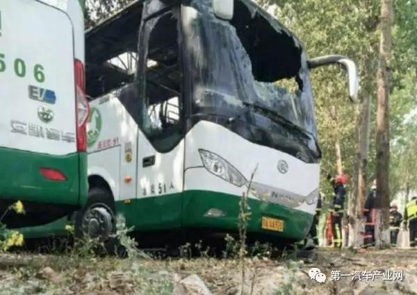 80余辆纯电动大巴烧毁！蟹岛度假村起火