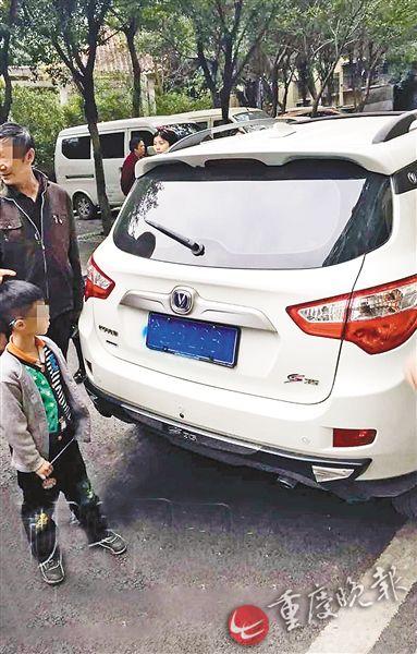 9岁男孩将路边车辆当画板 4辆车被喷油漆