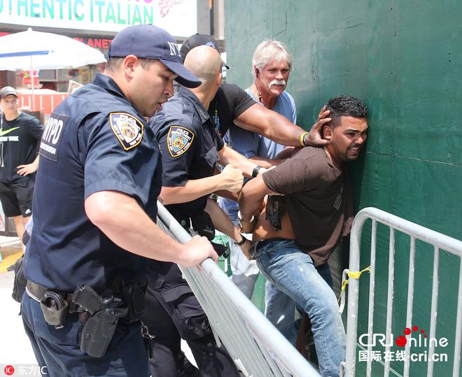 纽约时报广场发生驾车撞人事件 司机被捕