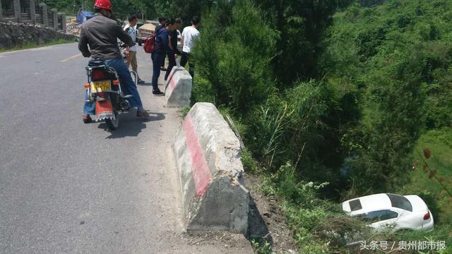 油门刹车分不清 女司机驾车翻下高坎 