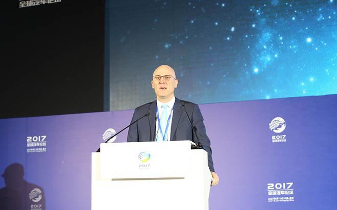 博格华纳全球总裁兼首席执行官 James R.V errier