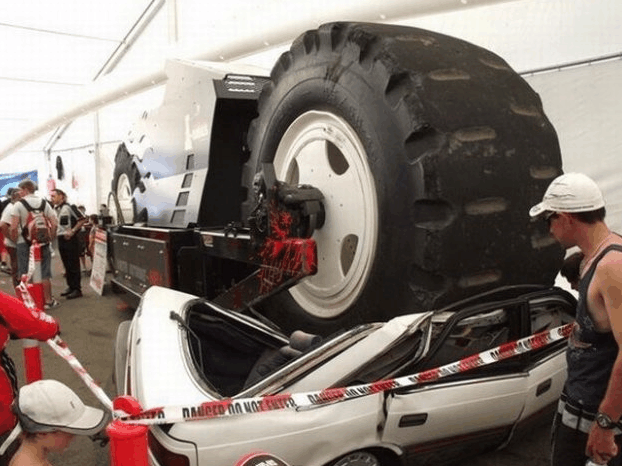 货车上下来个大脚怪 路人一边尖叫一边拍照