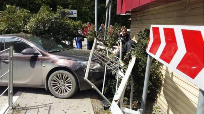 老外刚拿驾照偷开父亲车 结果坐在路边哭