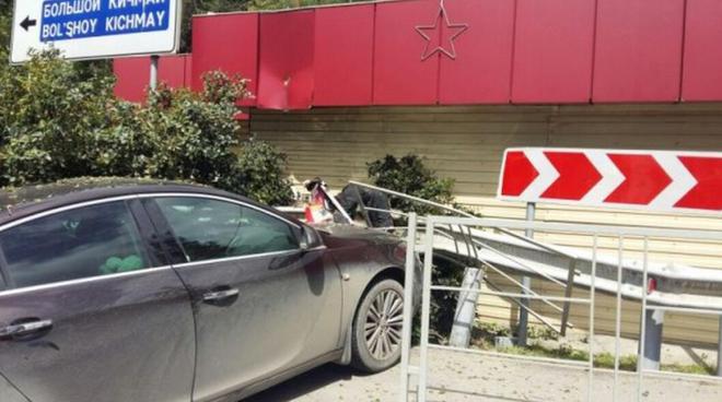 刚拿驾照就偷开父亲的车， 结果坐在路边痛哭疾首