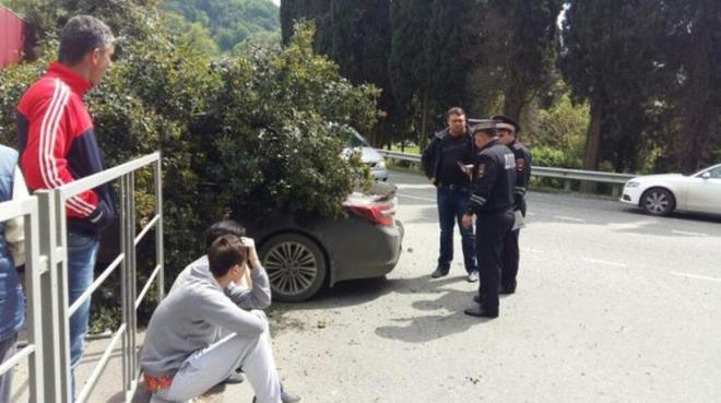 老外刚拿驾照偷开父亲车 结果坐在路边哭