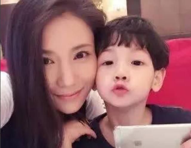 小包总骚气十足竟然有孩子！座驾显绅士风