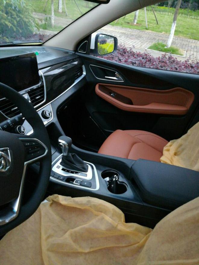 宝骏560自动挡内饰谍照 全新家族风格