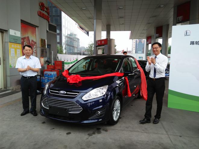 中国石化崇文门加油站，中国石化领导和踢轮胎领导共同为新车主举行交车仪式
