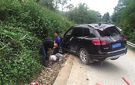 毒贩驾车加速逃离 辅警飞身抓住方向盘被拖一公里 