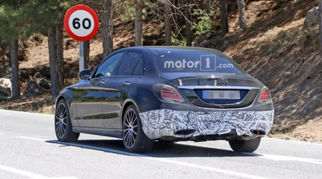 新款奔驰C级谍照曝光 换新式COMAND触摸板