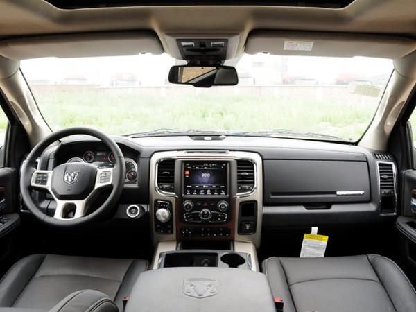 名气堪比赵本山，1米6的潘长江，座驾个个都是巨无霸！