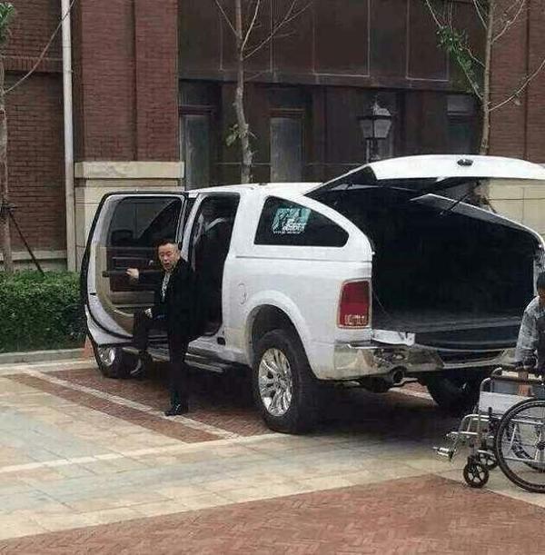 名气堪比赵本山，1米6的潘长江，座驾个个都是巨无霸！