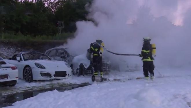 12辆全新保时捷遭火烧殆尽 经销商哭晕在厕所