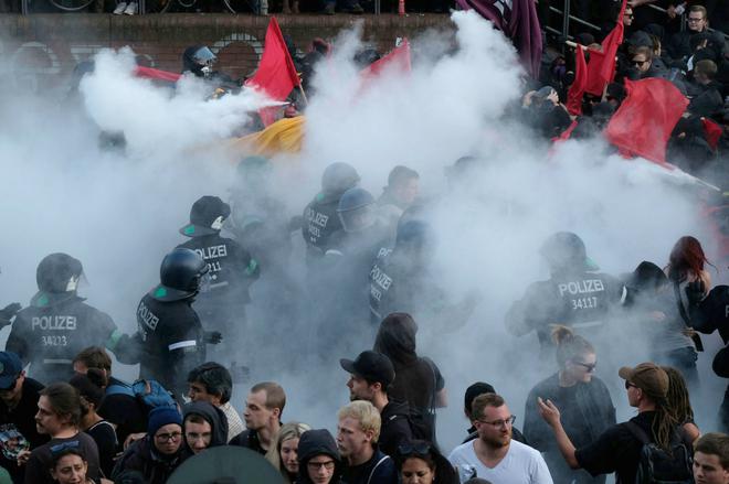 警察驱逐抗议者