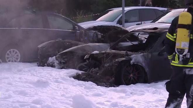 消防人员救火现场