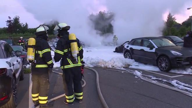 12辆全新保时捷遭火烧殆尽 经销商哭晕在厕所