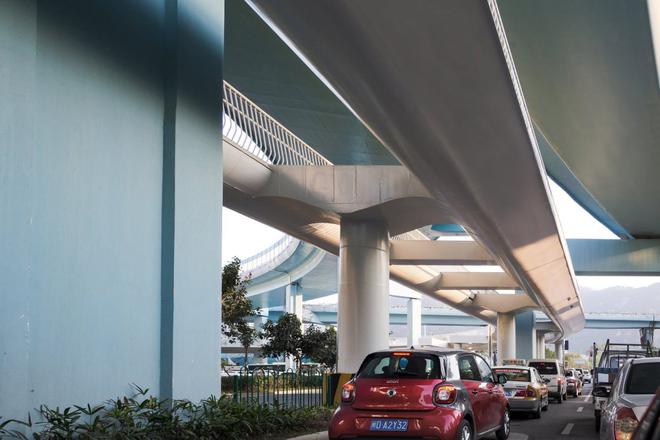 通道悬于空中5米处