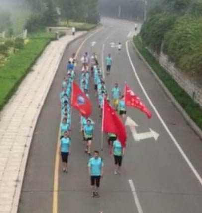 马路上逆行的暴走队