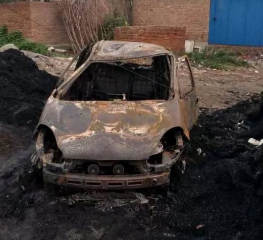车辆被彻底烧毁