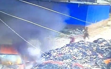 雄安新区一美少女火海救司机 1秒后大火吞噬车厢