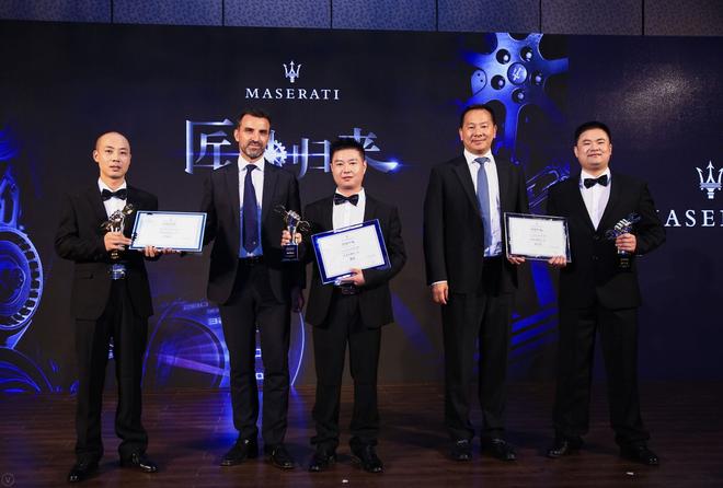 &nbsp;售后总监芮毅德先生亲自为获奖喷漆获奖组前三名颁奖