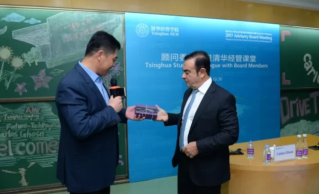 ▲ &nbsp;清华经管学院高管教育中心【清华汽车产业高管课程】学员给卡洛斯·戈恩(Carlos Ghosn)赠送其企业高科产品：即时翻译智能机器人
