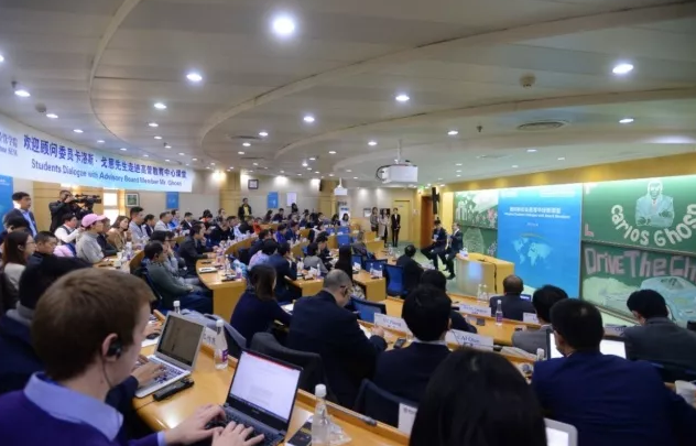 ▲ &nbsp;卡洛斯·戈恩(Carlos Ghosn)与同学们面对面交流