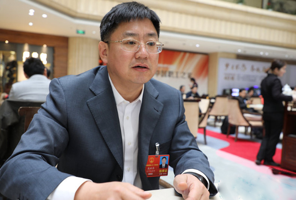 全国人大代表、一汽解放大连柴油机有限公司开发二部产品设计三室员工鹿新弟