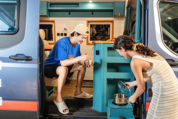 上汽大通MAXUS旅行家RVLIFE 乐玩版秒变度假小屋