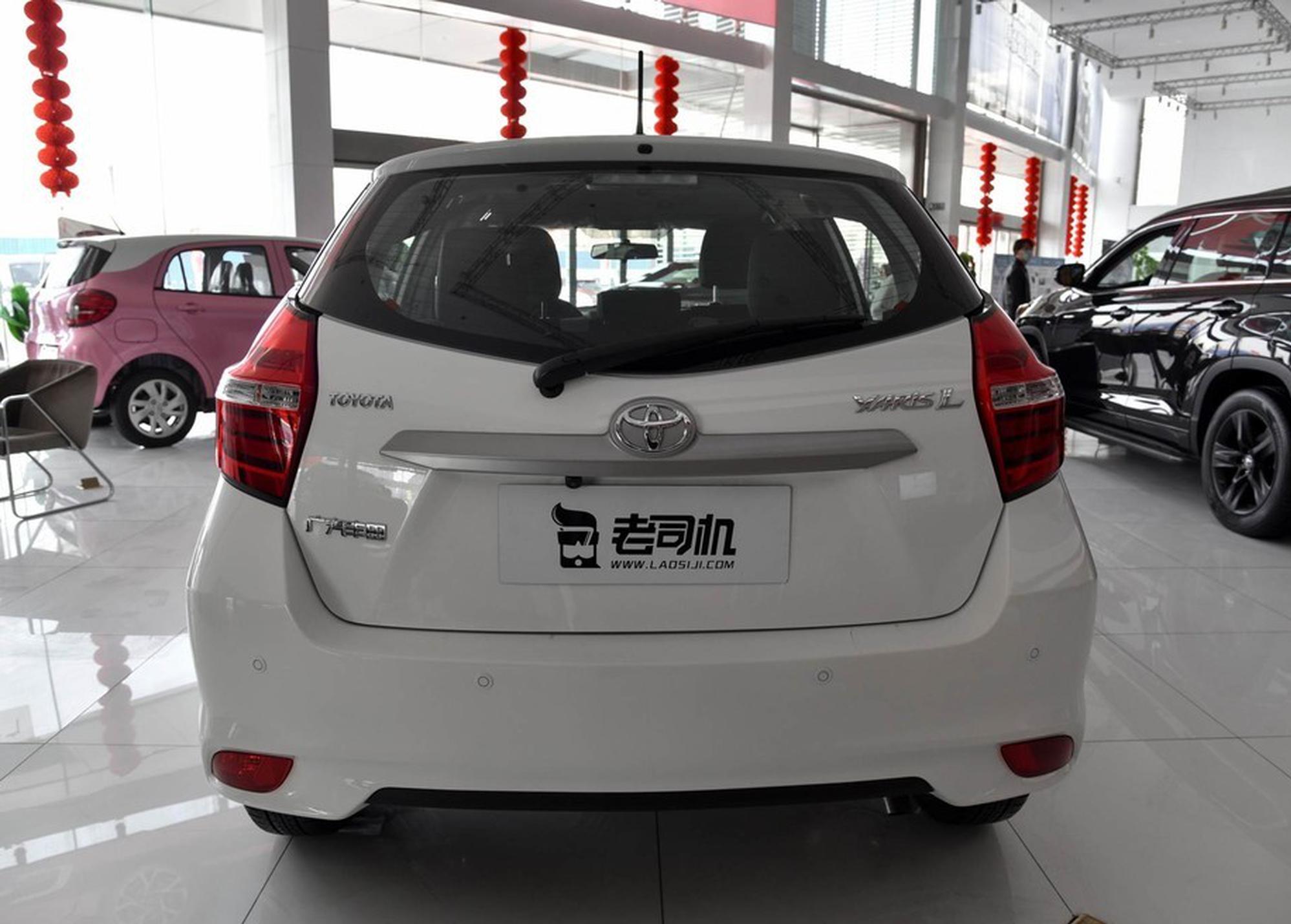 实用代步小车 小哥带你看丰田YARiS L 致炫