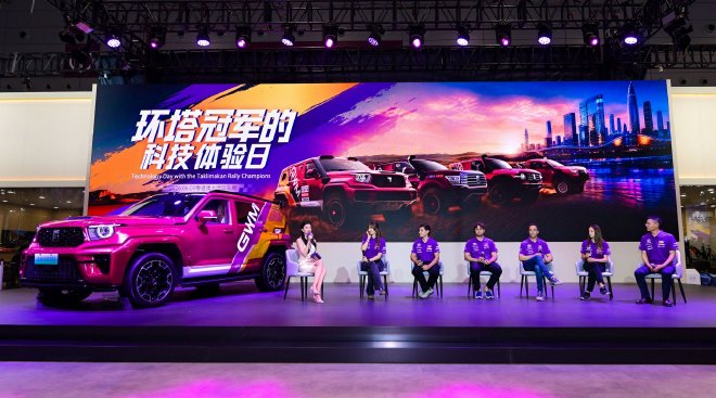 2026粤港澳大湾区车展 环塔冠军车手为全新坦克700车主交付新车