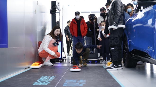 首批车主集结 福特Mustang Mach-E开启冰雪主题城市店活动