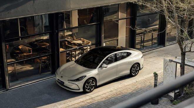 与小米SU7终有一战？智己L6上市就“降价”，售19.99万元起